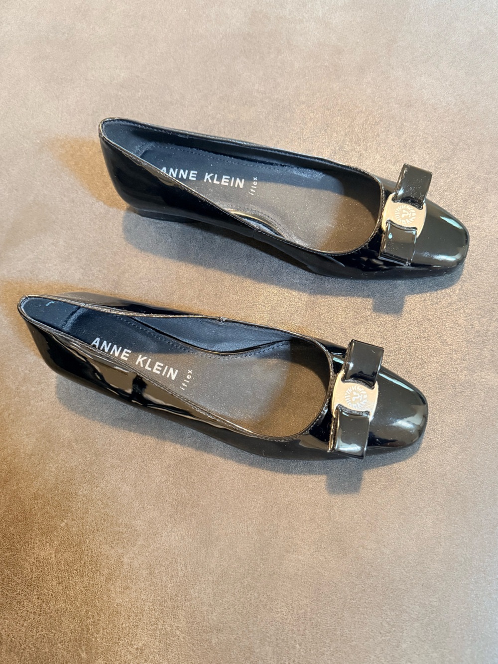 NWOB Anne Klein Black Patent Leather iFlex Silver Lion Logo Accented Bow Sz 8.5 - Picture 3 of 5